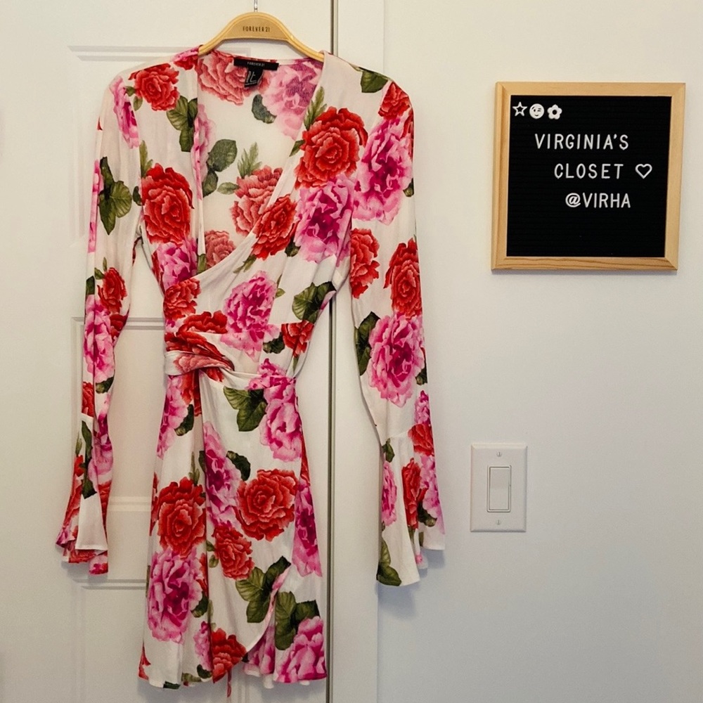 NWOT FOREVER 21 V-Neck long sleeve Floral Dress